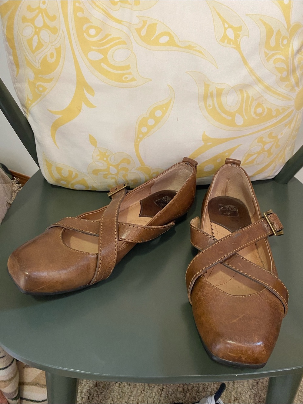 Frye Megan Cross Flats size 8 but fit like 7
